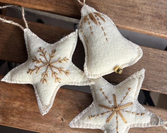 Adornos navideños de fieltro blanco hechos a mano: conjunto de estrella y campana, bordado dorado
