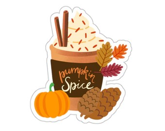 Op de afbeelding: Een sticker met een bruine beker met een witte slagroomtopping en sprinkles. De beker heeft de tekst "pumpkin spice" erop geschreven. De sticker bevat ook een kleine oranje pompoen, bruine dennenappels en rode en oranje herfstbladeren.