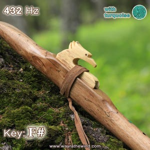 Può includere: Un flauto nativo americano in legno con una scultura di un uccello sulla parte superiore. Il flauto è marrone con una finitura in legno naturale. Il testo "432 Hz" e "Key: F#" è visibile nell'immagine.