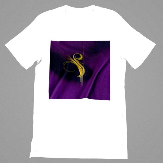 k#161 - Unisex Streetwear T-Shirt with gold-yellow symbol on purple – Urban style for trendsetters