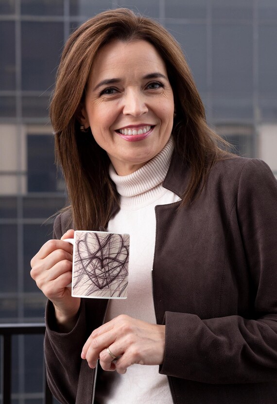 Minimalist mug with abstract heart motif in line art
