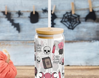 Vaso con diseño de bruja – Libros de café mágicos, café helado rosa de Halloween