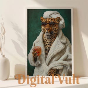 Leopard in Robe Bad Kunstdruck, elegantes Safari Tier Wanddekor, schrullige Maximalisten Badezimmer Ästhetik, lustige rosa Badezimmerkunst