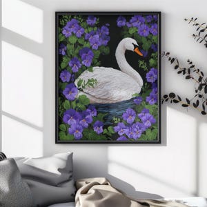 Op de afbeelding: Een ingelijste kunstdruk met een witte zwaan met een oranje snavel, omringd door paarse bloemen en groene bladeren. Het kunstwerk staat op een donkere achtergrond, de lijst is zwart. Thema: natuur.