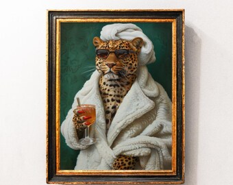 Leopard in Robe Badezimmer Kunstdruck, Tier Wanddekor, Tropische Leopard Wandkunst, Lustiges Badezimmer Kunstwerk, Maximalistische Badezimmer Ästhetik