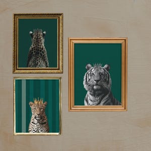 Op de afbeelding: Drie ingelijste dierenportretten. Het bovenste frame toont een luipaard van achteren, met een kroon, tegen een donkergroene achtergrond. Het middelste frame toont een tijger met een kroon. Het onderste frame heeft een luipaard met een kroon.