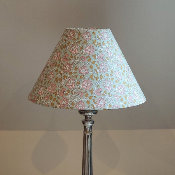 Abat-jour cône fait main pour lampe à poser. Tissu esprit vintage fleuris