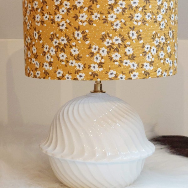 Lampe à poser, lampe de chevet, lampe vintage en céramique blanc avec abat-jour jaune à fleurs fait main.