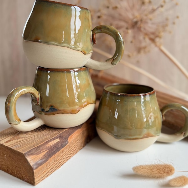 Taza grande de cerámica verde con asa, 450 ml, hecha a mano | Taza de café beige con degradado | Taza de té con forma de bulbo hecha a mano | Taza de café verde