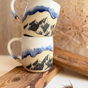 Getöpferte weiß blaue Keramik Tasse mit Berg Motiv 380ml | Kaffeebecher groß mit Henkel handgetöpfert | Teetasse Gebirge handgemacht bauchig