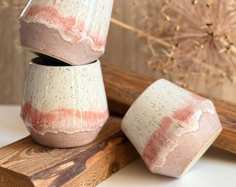Getöpferter rosa Keramik Becher ohne Henkel 350 ml | große Keramik Tasse pastell rosé handgemacht | bauchiger pinker Kaffeebecher Barista