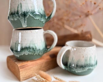 Getöpferte grün weiße Keramik Tasse mit Spots 325ml | großer Kaffeebecher mit Henkel handgefertigt| Kaffeetasse handgemacht Töpferei bauchig