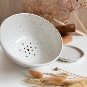 Getöpfertes weißes Keramik Sieb mit Unterteller | handgefertigte große Obstschale Beerensieb Beerenschale Küche | Berry Bowl weiß Handarbeit