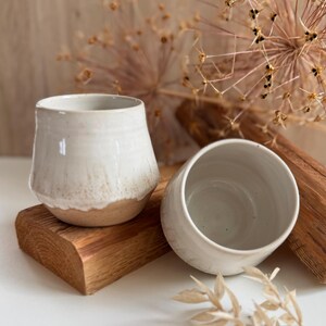 Getöpferter beige weißer Keramik Becher 340ml | große Keramik Tasse handgemacht ohne Henkel | Kaffeebecher Baristabecher Beige Weiß bauchig 画像 3