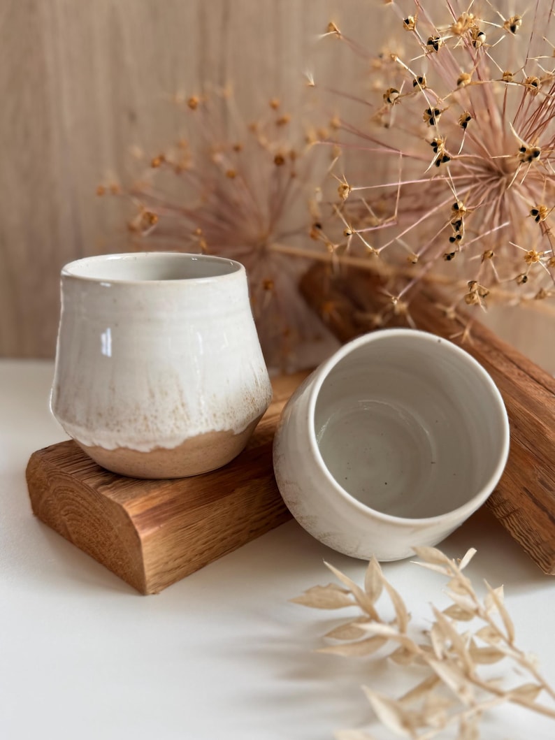 Getöpferter beige weißer Keramik Becher 340ml | große Keramik Tasse handgemacht ohne Henkel | Kaffeebecher Baristabecher Beige Weiß bauchig 画像 3