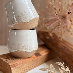Getöpferter beige weißer Keramik Becher 340ml | große Keramik Tasse handgemacht ohne Henkel | Kaffeebecher Baristabecher Beige Weiß bauchig 画像 2