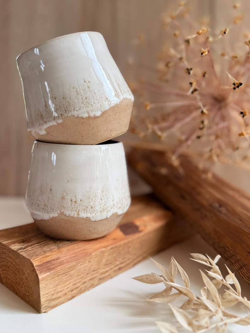Getöpferter beige weißer Keramik Becher 340ml | große Keramik Tasse handgemacht ohne Henkel | Kaffeebecher Baristabecher Beige Weiß bauchig 画像 2