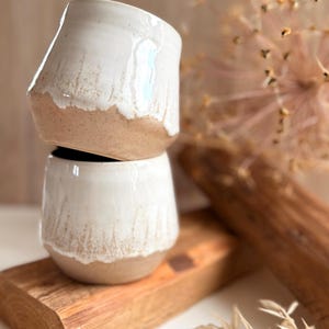Getöpferter beige weißer Keramik Becher 340ml | große Keramik Tasse handgemacht ohne Henkel | Kaffeebecher Baristabecher Beige Weiß bauchig