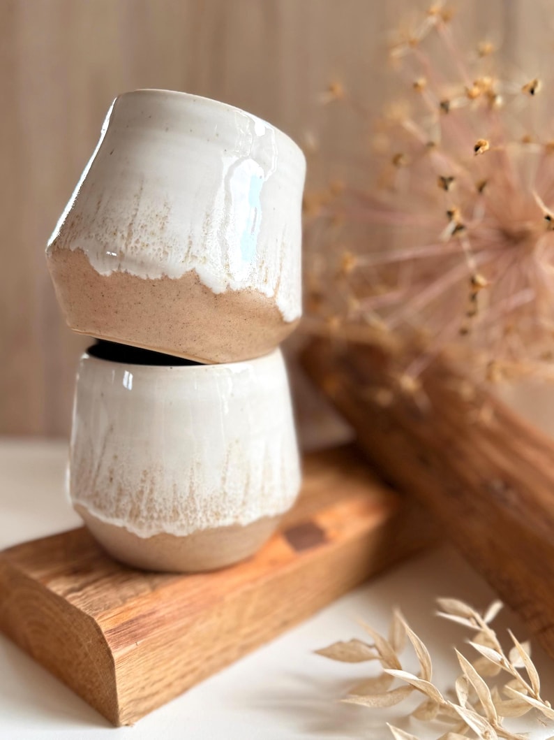 Getöpferter beige weißer Keramik Becher 340ml | große Keramik Tasse handgemacht ohne Henkel | Kaffeebecher Baristabecher Beige Weiß bauchig