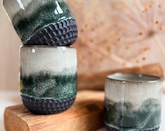 Getöpferte grün schwarze Keramik Tasse ohne Henkel 300ml | handgemachter großer Kaffeebecher Unikat | Handgefertigter Keramik Baristabecher