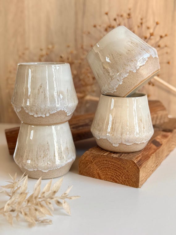 Getöpferter beige weißer Keramik Becher 300ml | große Keramik Tasse handgemacht ohne Henkel | Kaffeebecher Baristabecher Beige Weiß bauchig
