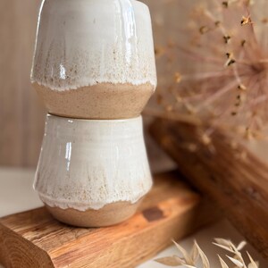 Getöpferter beige weißer Keramik Becher 340ml | große Keramik Tasse handgemacht ohne Henkel | Kaffeebecher Baristabecher Beige Weiß bauchig 画像 4