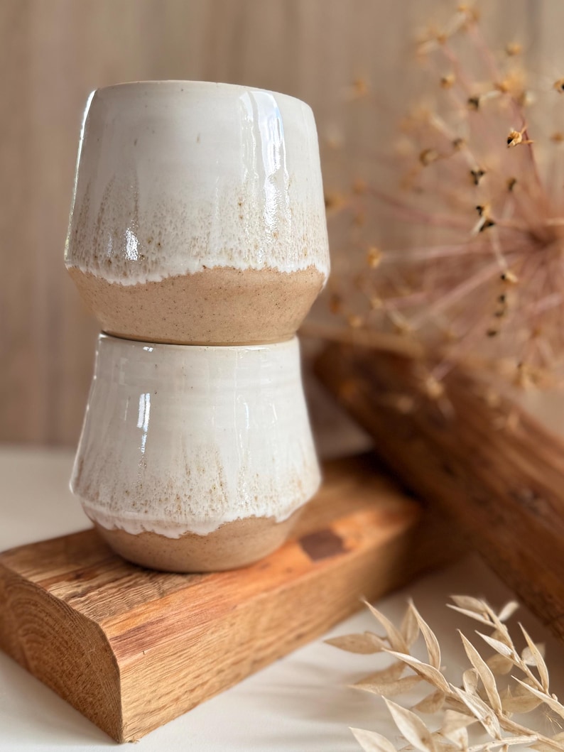 Getöpferter beige weißer Keramik Becher 340ml | große Keramik Tasse handgemacht ohne Henkel | Kaffeebecher Baristabecher Beige Weiß bauchig 画像 4
