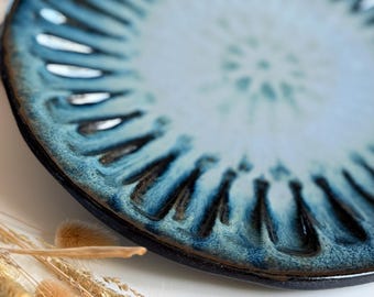 Getöpferte blaue Keramik Kuchenplatte 28cm | handgemachte große Servierplatte| Kuchenteller schwarz Steinzeug |handgefertigter Teller Muster