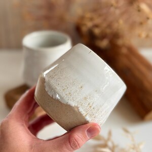 Getöpferter beige weißer Keramik Becher 340ml | große Keramik Tasse handgemacht ohne Henkel | Kaffeebecher Baristabecher Beige Weiß bauchig 画像 6