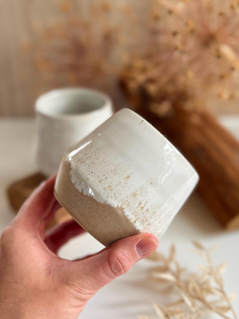 Getöpferter beige weißer Keramik Becher 340ml | große Keramik Tasse handgemacht ohne Henkel | Kaffeebecher Baristabecher Beige Weiß bauchig 画像 6
