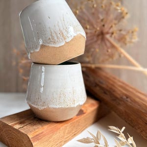 Getöpferter beige weißer Keramik Becher 340ml | große Keramik Tasse handgemacht ohne Henkel | Kaffeebecher Baristabecher Beige Weiß bauchig 画像 5
