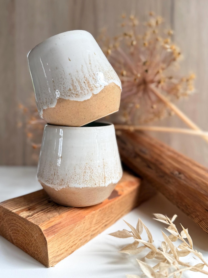 Getöpferter beige weißer Keramik Becher 340ml | große Keramik Tasse handgemacht ohne Henkel | Kaffeebecher Baristabecher Beige Weiß bauchig 画像 5