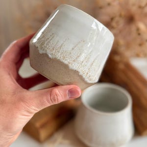 Getöpferter beige weißer Keramik Becher 340ml | große Keramik Tasse handgemacht ohne Henkel | Kaffeebecher Baristabecher Beige Weiß bauchig 画像 7