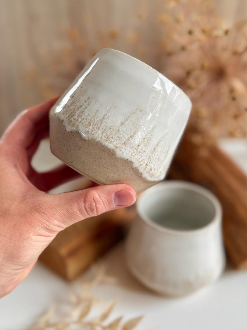 Getöpferter beige weißer Keramik Becher 340ml | große Keramik Tasse handgemacht ohne Henkel | Kaffeebecher Baristabecher Beige Weiß bauchig 画像 7