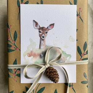 Winterliche Aquarell Postkarte mit süßem Reh- Motiv, Weihnachtskarte gedruckt auf Naturpapier im Format A6