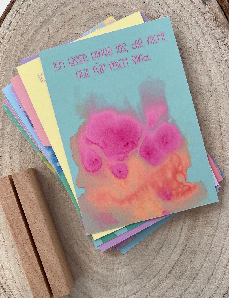 Bunte Affirmationskarten mit Aquarell-Motiven in leuchtenden Farben. Gedruckt im Format A6 inklusive Karten Halter aus Holz