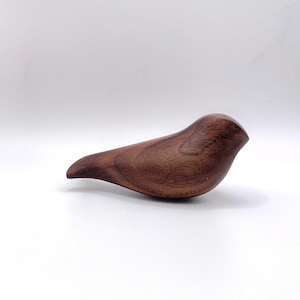 Hölzerner Trostvogel, handgeschnitzt aus Walnussholz.