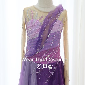 Maßgeschneidertes Lila Eiskunstlaufkleid für den Eiskunstlauf