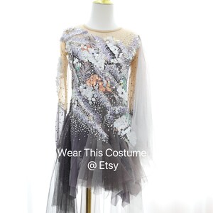 Könnte beinhalten: Ein graues und weißes Pailletten-Tanzkostüm mit langen Ärmeln und einem Tüllrock. Das Kostüm hat ein florales Design mit schillernden Pailletten. Der Text "Wear This Costume @ Etsy" ist auf dem Rock gedruckt.