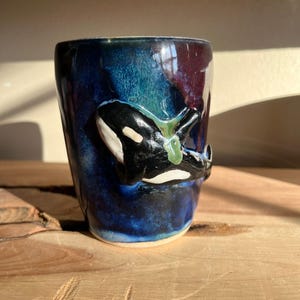 Handgedraaide orkabeker: gebeeldhouwd orka- en noorderlichtglazuur - 12 oz (zonder handvat)