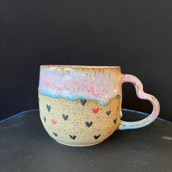 Taza con asa en forma de corazón: cerámica moteada hecha a mano con esmalte rosa y azul, 453 ml