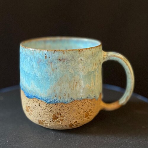 Mug en poterie fait main avec empreintes de pattes - Glaçure bleue et argile rustique - 12 oz