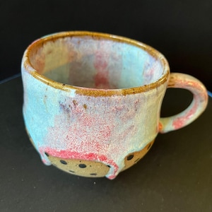 Handgjord spräcklig mugg med droppande rosa och himmelsblå glasyr – prickar, 413 ml