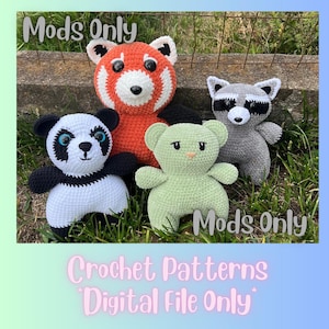 Puede incluir: Cuatro animales de peluche tejidos a crochet: un panda rojo, un panda blanco y negro, un mapache gris y un osito de peluche verde. Los animales están sentados en un lecho de hierba verde. El texto "Mods Only Crochet Patterns *Digital File Only*" está en la parte inferior de la imagen.