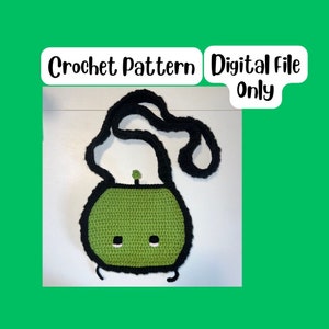 Peut inclure: Un sac à main vert crocheté avec un contour et une sangle noirs. Le sac à main a deux petits carrés blancs pour les yeux et un petit bouton vert. Le texte "Crochet Pattern Digital File Only" est en haut à gauche.