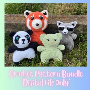 Pode incluir: Um pacote de padrões de crochê para fazer quatro animais de pelúcia: um panda vermelho, um panda preto e branco, um urso verde e um guaxinim cinza. A imagem inclui o texto "Crochet Pattern Bundle *Digital File Only*"