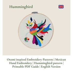 Puede incluir: Un bastidor de bordado circular de madera que contiene tela blanca con un diseño de colibrí bordado en colores. El ave presenta hilos rojos, naranjas, amarillos, verdes, azules y morados. El texto incluye Hummingbird, Otomi inspired Embroidery Patterns, Mexican Hand Embroidery, Hummingbird pattern, Printable PDF Guide, English Version y LAMNA-HA.