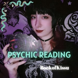 Może przedstawiać: Zestaw ciemnych, holograficznych kart tarota trzymanych w dłoni, z napisem PSYCHIC READING w kolorze jasnoniebieskim i BookofKissu w kolorze białym. Karty przedstawiają skomplikowane geometryczne wzory i centralny fioletowy motyw na ciemnym tle.