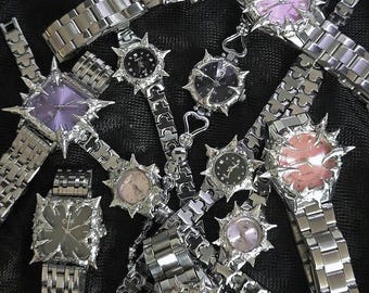 Reloj de acero inoxidable con púas hecho a mano: estilo grunge Y2K, gótico, reloj de soldado