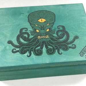 Arkham Horror: Caja de almacenamiento de madera para juego de cartas